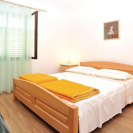 Ferienhaus Two-bedroom In Biograd Weißenburg